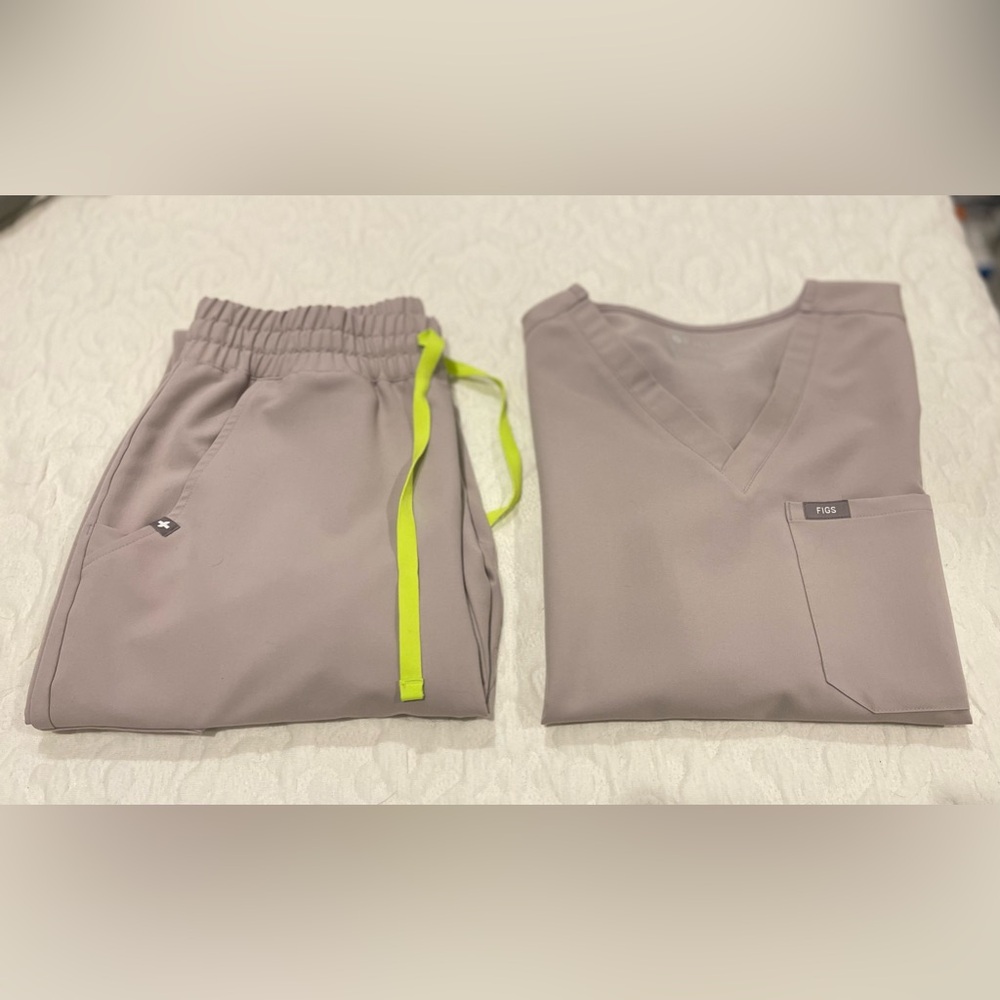 Figs Zamora High-Waisted Jogger Scrub Pants & Catarina One-Pocket Scrub Top